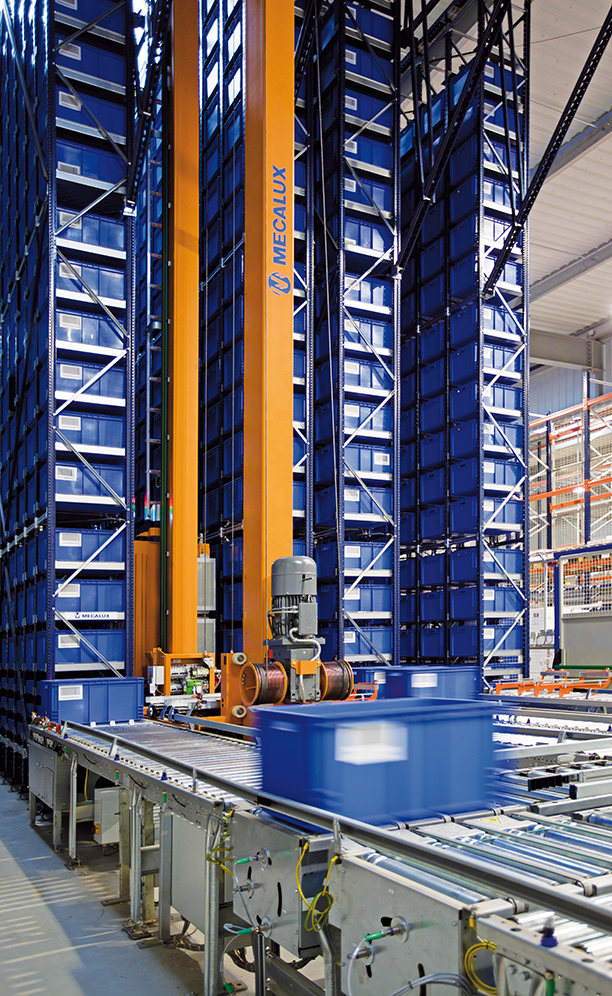 Il magazzino miniload è composto da due trasloelevatori, uno per ogni corridoio di stoccaggio