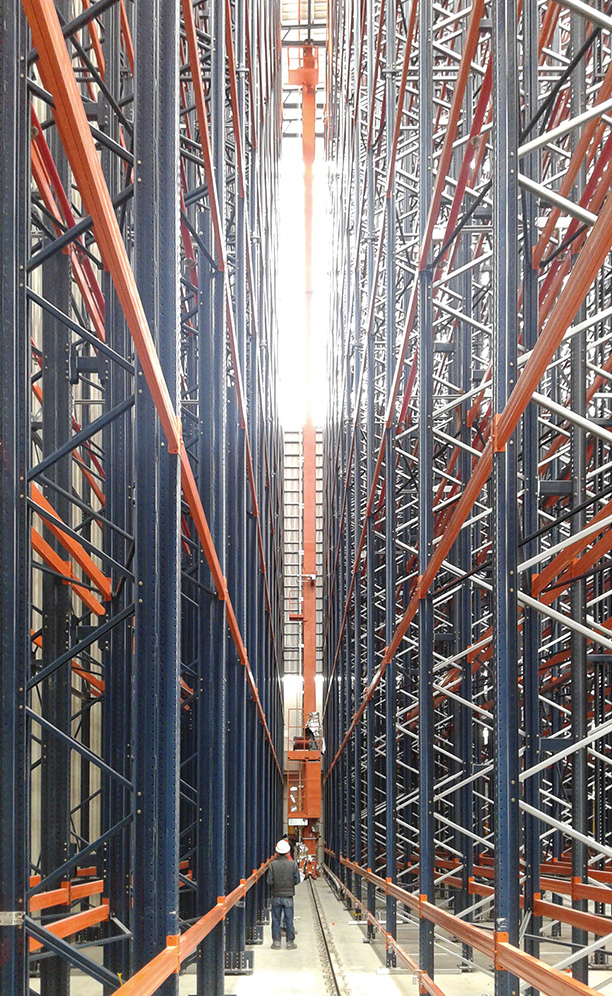 Tre trasloelevatori da 31 m di altezza per gestire oltre 7.400 pallet
