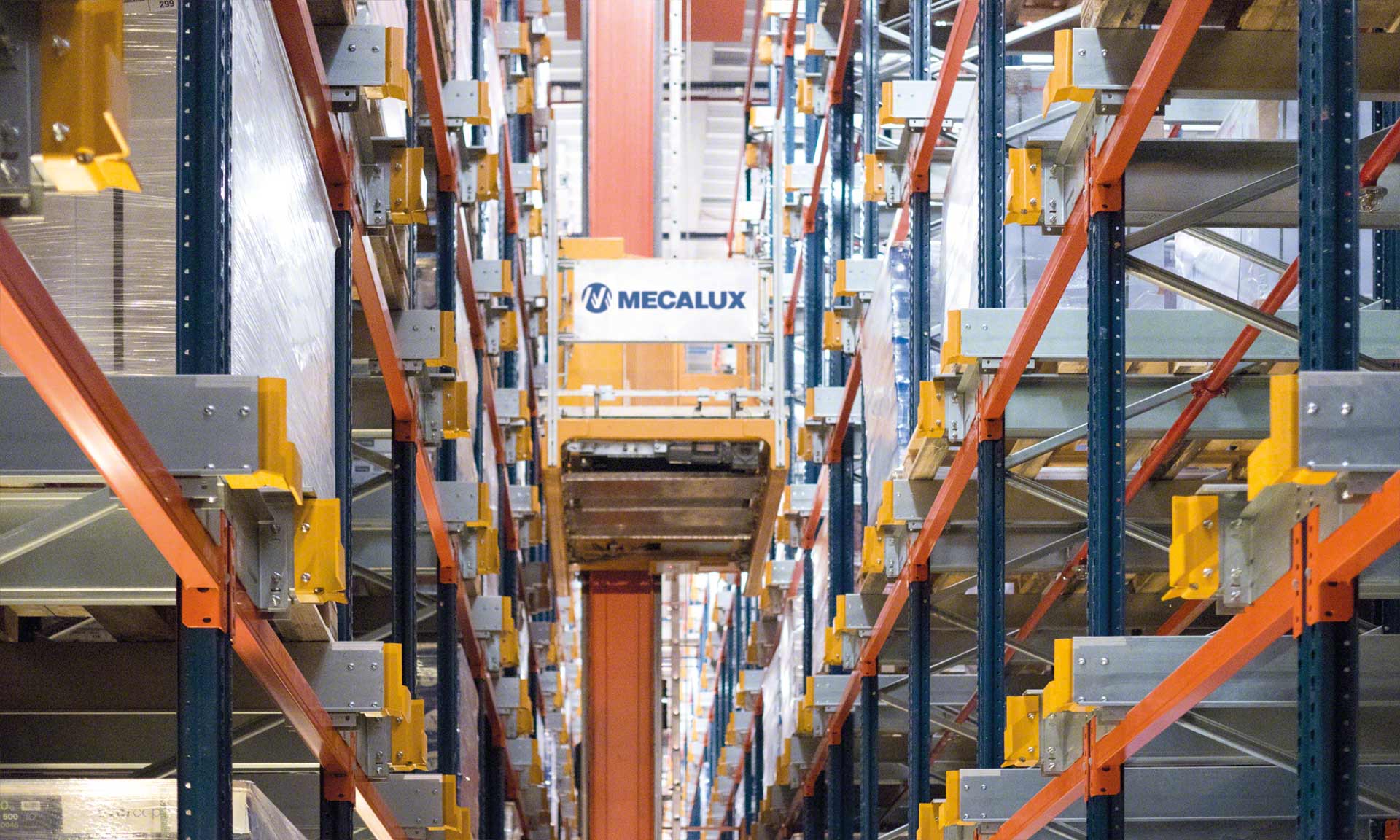 L'automazione nei magazzini offre vantaggi come una maggiore efficienza e un controllo preciso dei processi logistici