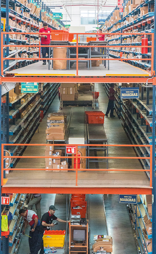 Nella zona centrale del magazzino di Apymsa si erge un'enorme carrello a grandi altezze di preparazione degli ordini di 9 m di altezza e 98 m di lunghezza