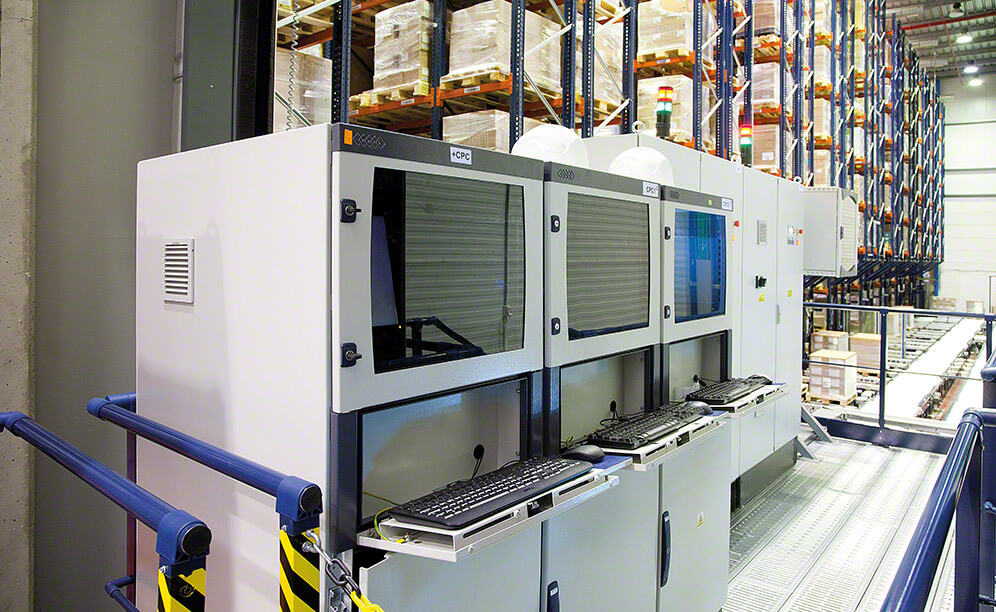 L'interfaccia di comunicazione tra il sistema di gestione del magazzino di Disalfarm e il programma di controllo standard di Mecalux consente di gestire tutti i processi e i cicli operativi del magazzino
