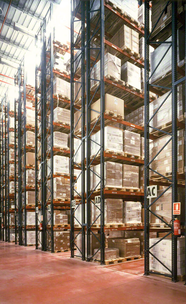 Fase 1 e fase 2: Un magazzino con una capacità di 12.900 pallet da 800 x 1.200 mm formato da dieci corsie con scaffalature da 15 m di altezza