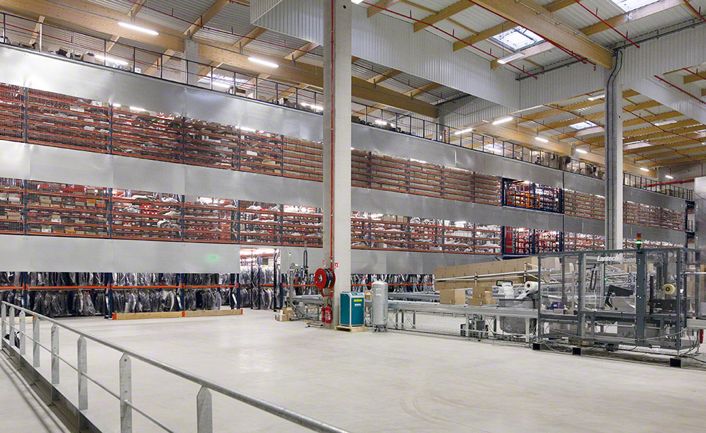 Mecalux ha fornito scaffalature a grande altezza con passerelle che formano quattro piani nel magazzino di Motoblouz.com