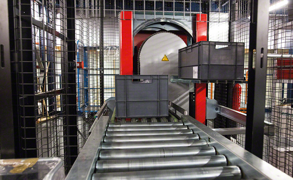 L'elevatore verticale si occupa di trasferire automaticamente i contenitori fino al livello assegnato