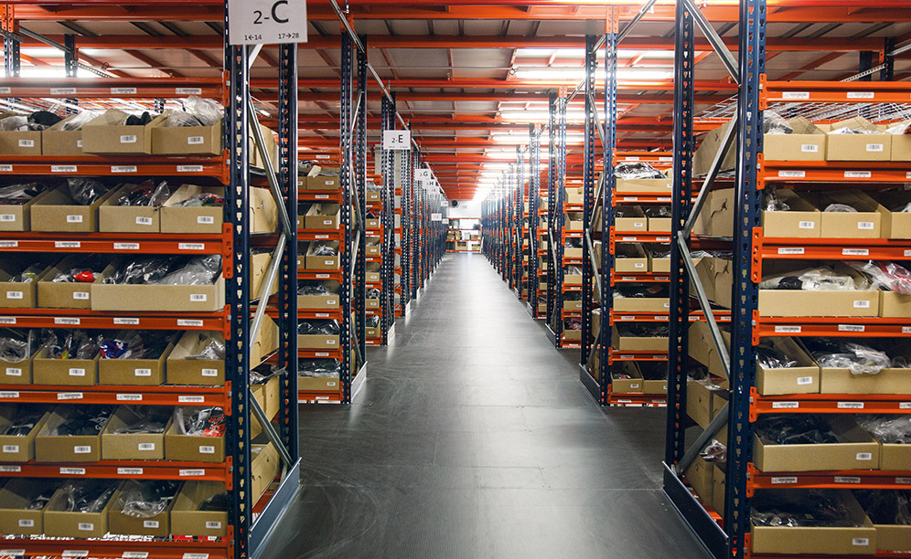 Attualmente, il magazzino ha una capacità di oltre 90.000 contenitori di varie dimensioni