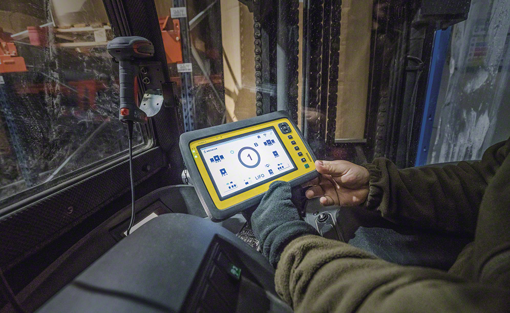 Tablet con connessione Wi-Fi che impartiscono gli ordini ai Pallet Shuttle