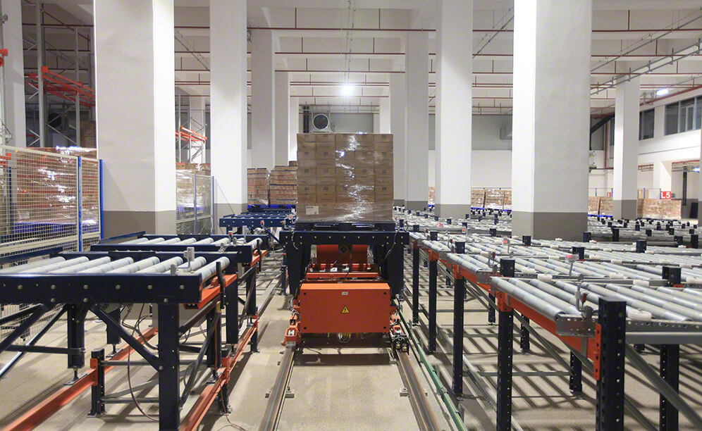 Il magazzino è collegato con la produzione mediante trasportatori industriali