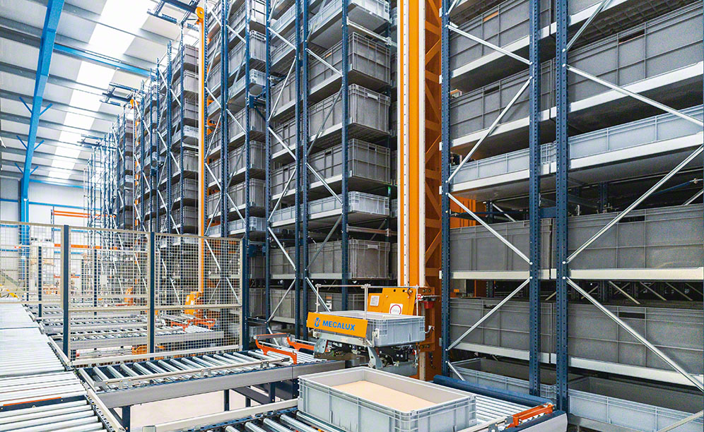 Il magazzino automatico gestisce 8.000 contenitori in soli 625m²
