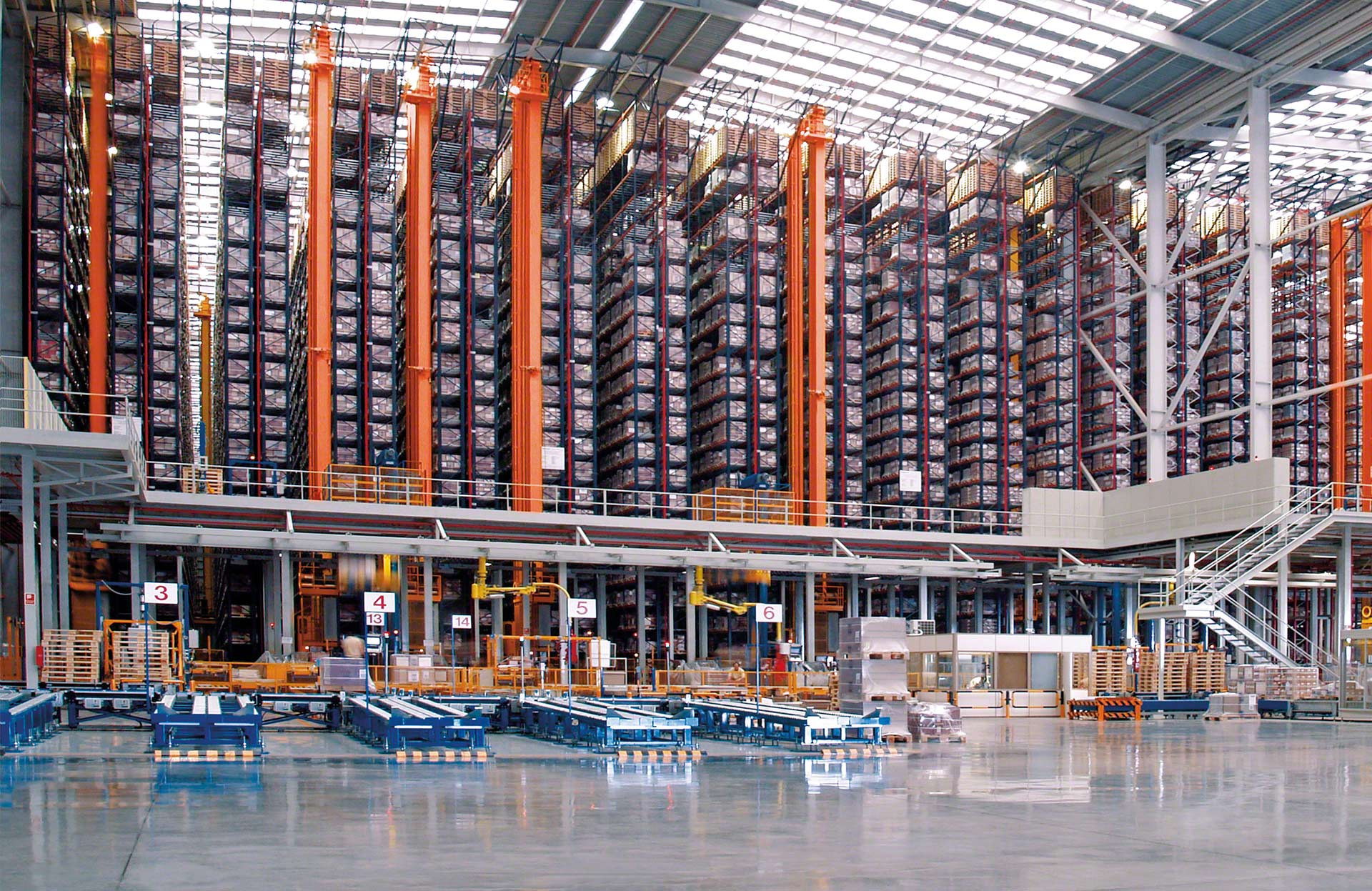 Il trasloelevatore per magazzini automatici incrementa la produttività automatizzando il deposito e l’estrazione dei pallet