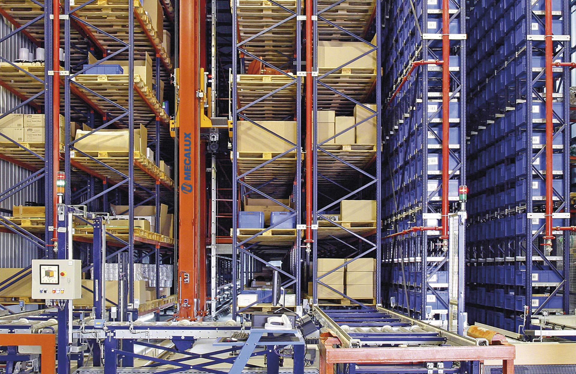 Il trasloelevatore per magazzini automatici può essere integrato in magazzini automatici per contenitori per configurare installazioni miste