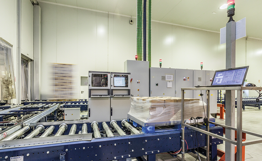 Con il sistema di gestione magazzini (SGM) di Mecalux è possibile controllare tutte le operazioni riguardanti i diversi magazzini che compongono questo centro logistico