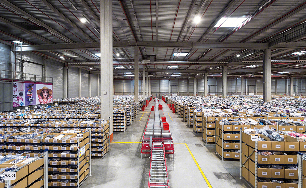 La Capannone 1 ha una capacità di stoccaggio di oltre 145.000 scatole destinate a scarpe, indumenti piegati, borse e complementi