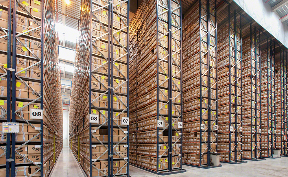 Le scaffalature misurano 11,5 m e sono dotate di 15 livelli con una capacità di 36 scatole per documenti