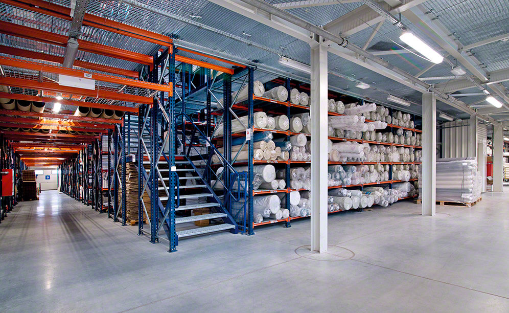 Mecalux ha fornito tutti i sistemi di stoccaggio del nuovo magazzino di Eurofirany: scaffalature con passerelle e scaffalature cantilever per gli articoli più lunghi