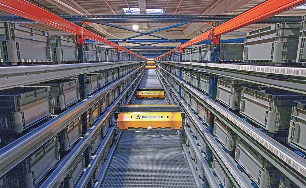 Sistema a navetta per contenitori nel magazzino del Gruppo Manitou in Francia