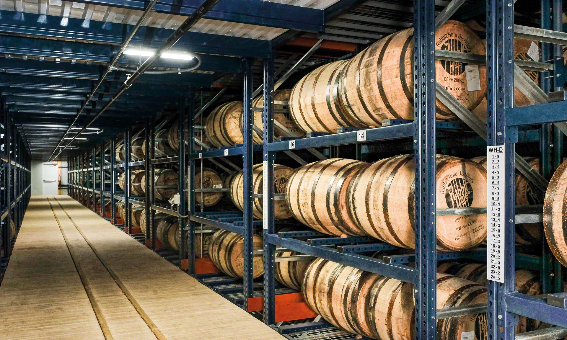 Rabbit Hole Distillery: magazzino ad alta densità con barili di whiskey bourbon